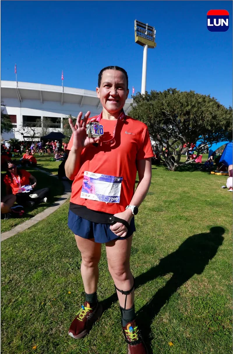 Macarena posando con su medalla luego de correr