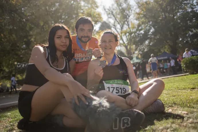 Macarena running in an outdoor race, during the day, among other participants.