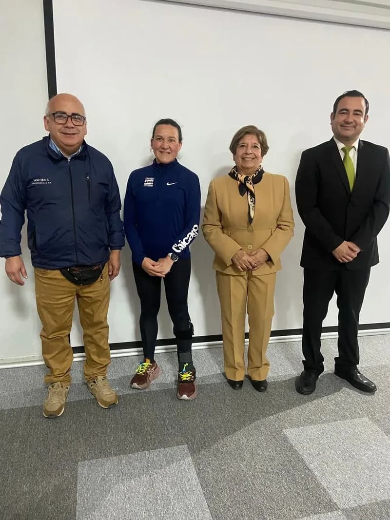 Macarena Larraín de pie junto a tres integrantes del equipo directivo y docente del colegio, posando tras el seminario.