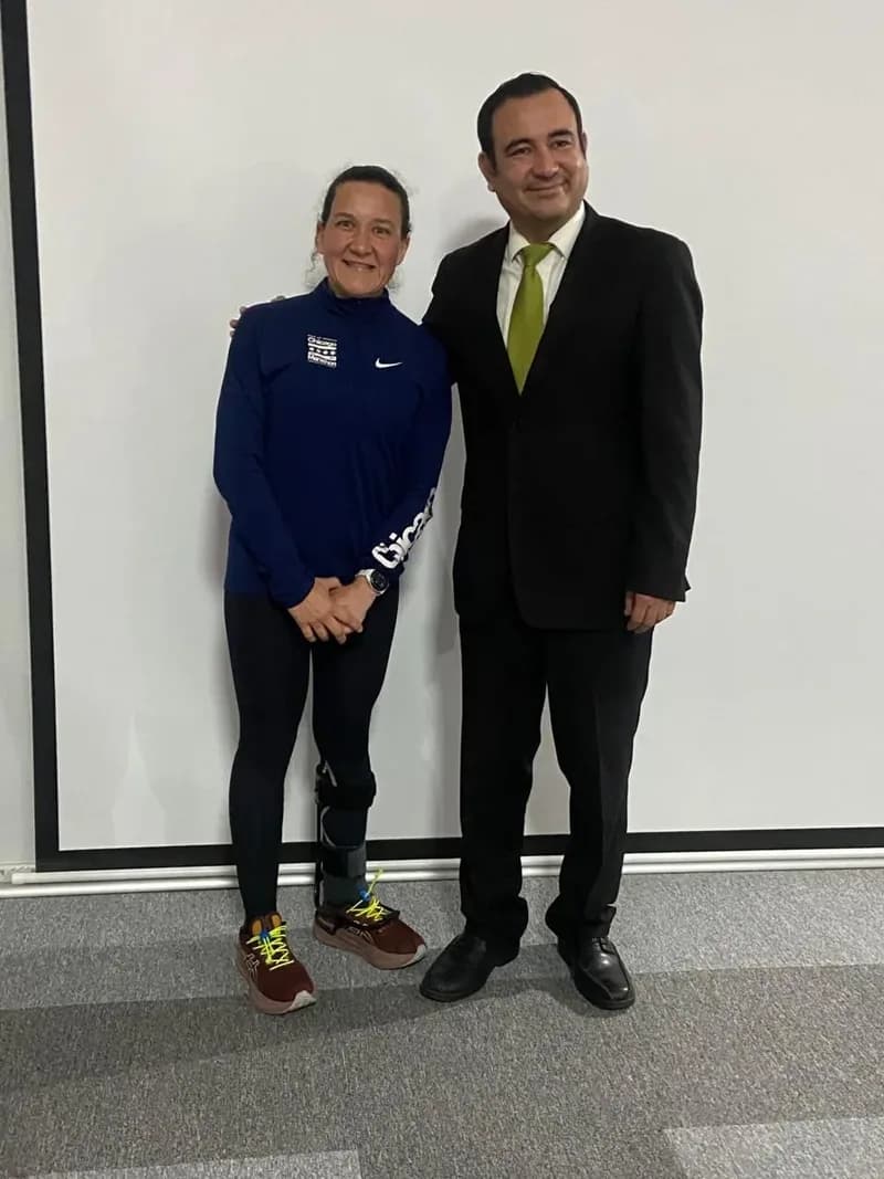 Macarena Larraín, con su órtesis en la pierna izquierda, posa junto al orientador del colegio al terminar la actividad.