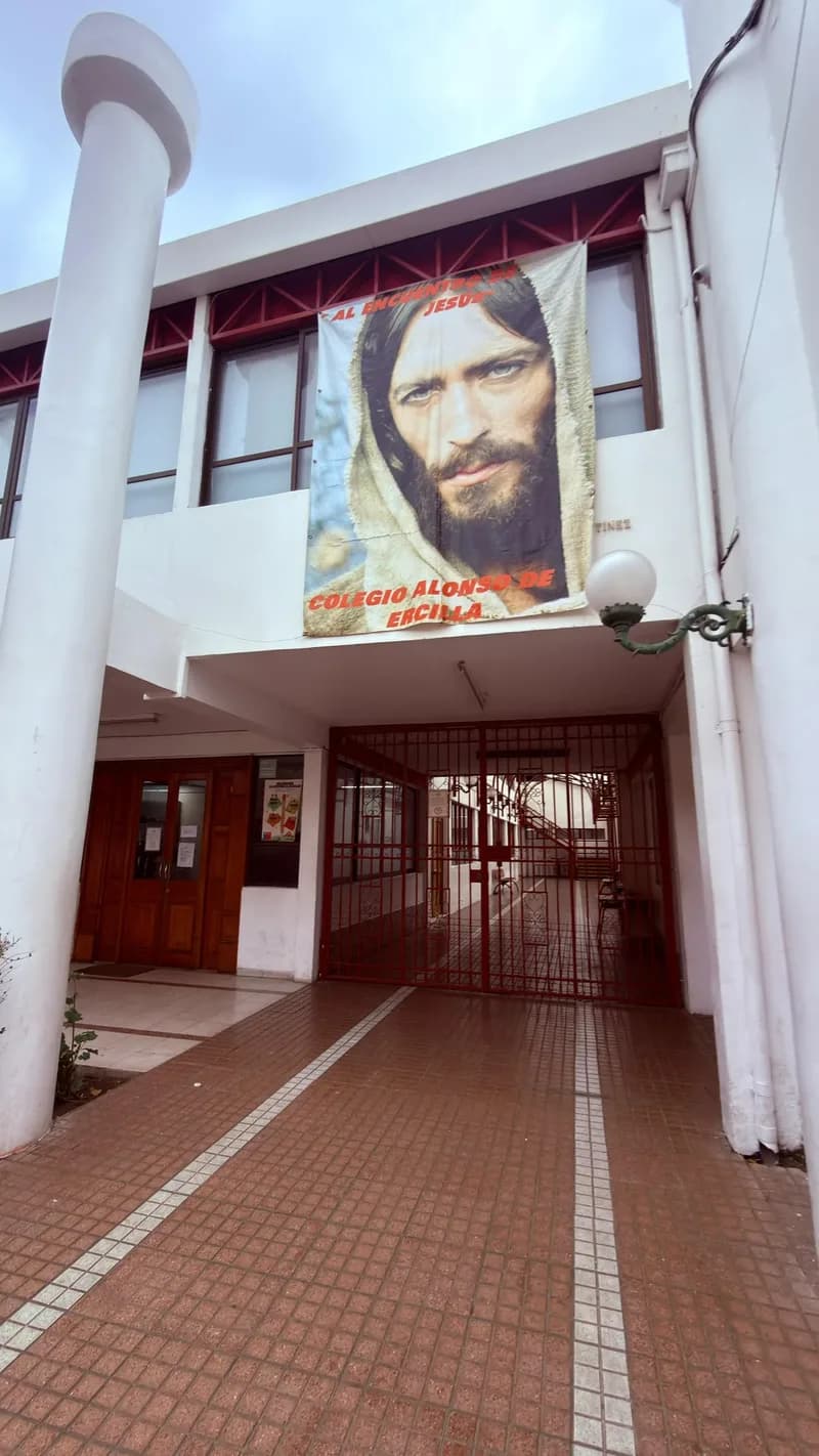 La entrada del Colegio Alonso de Ercilla de San Felipe, con el lienzo «Al encuentro de Jesús» colgado sobre el acceso.