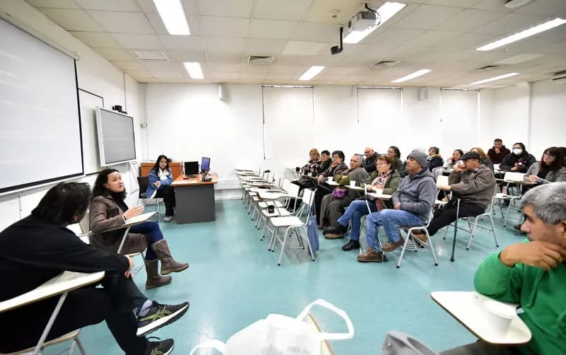 Los asistentes escuchan atentos desde sus asientos mientras Macarena Larraín habla desde el frente de la sala.